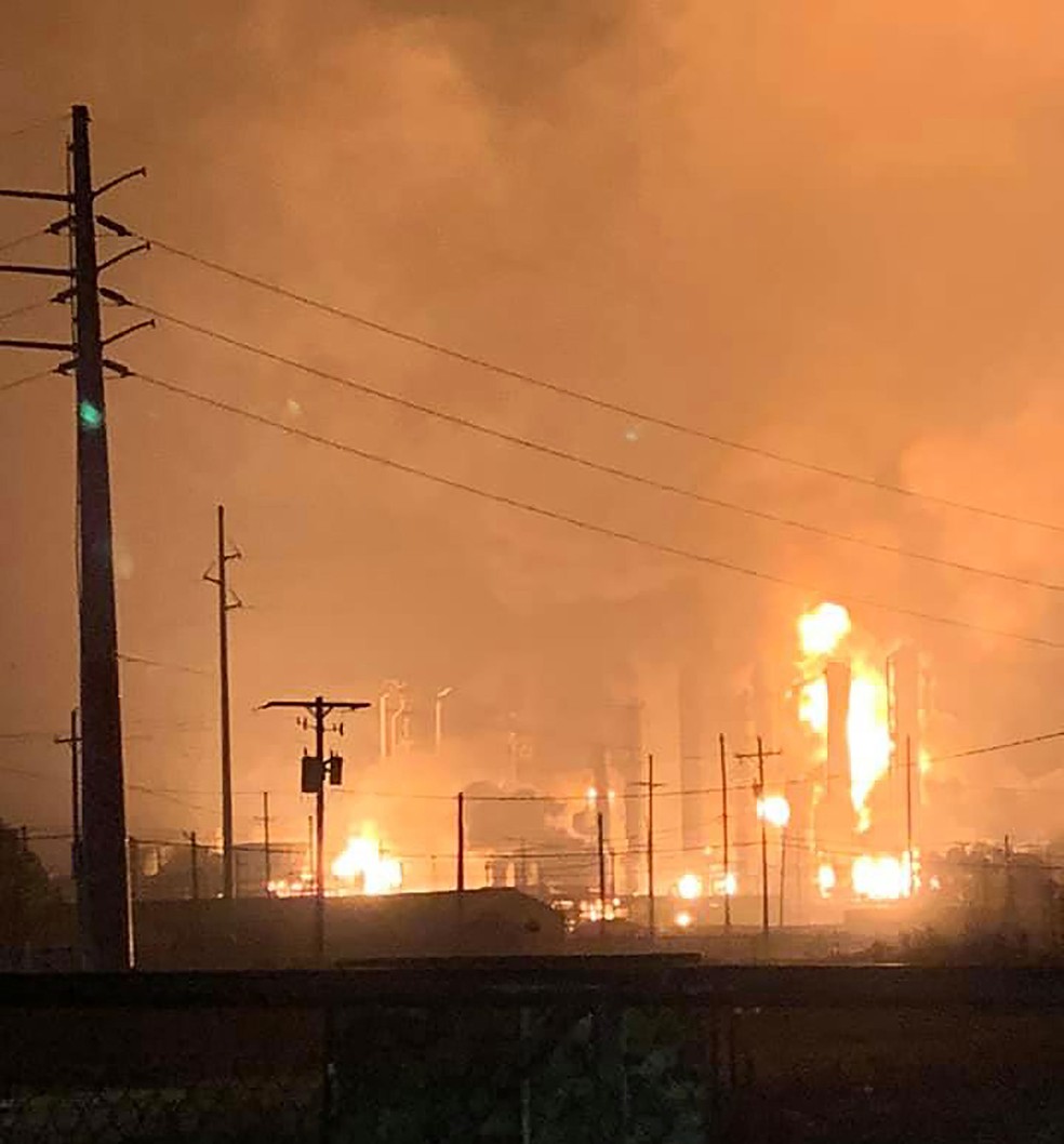 Resultado de imagem para Explosão em fábrica de produtos químicos nesta quarta-feira (27) podia ser vista à distância — Foto: Ryan Mathewson / AFP