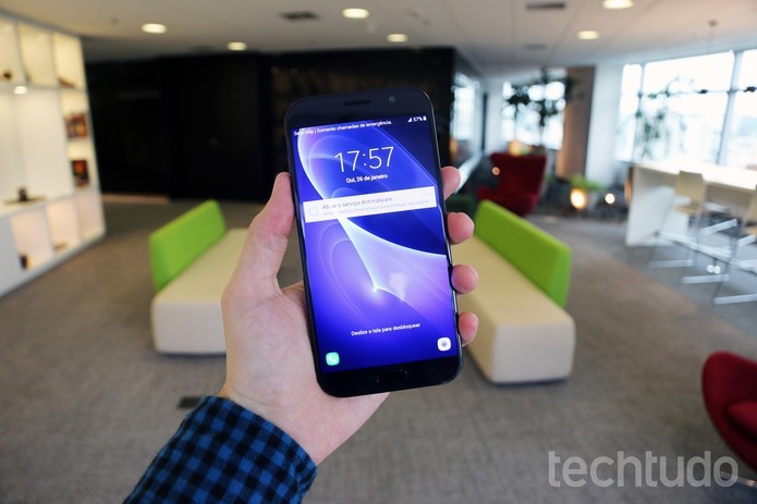 Não houve grandes mudanças na tela do Galaxy A5 (Foto: Thássius Veloso/TechTudo)