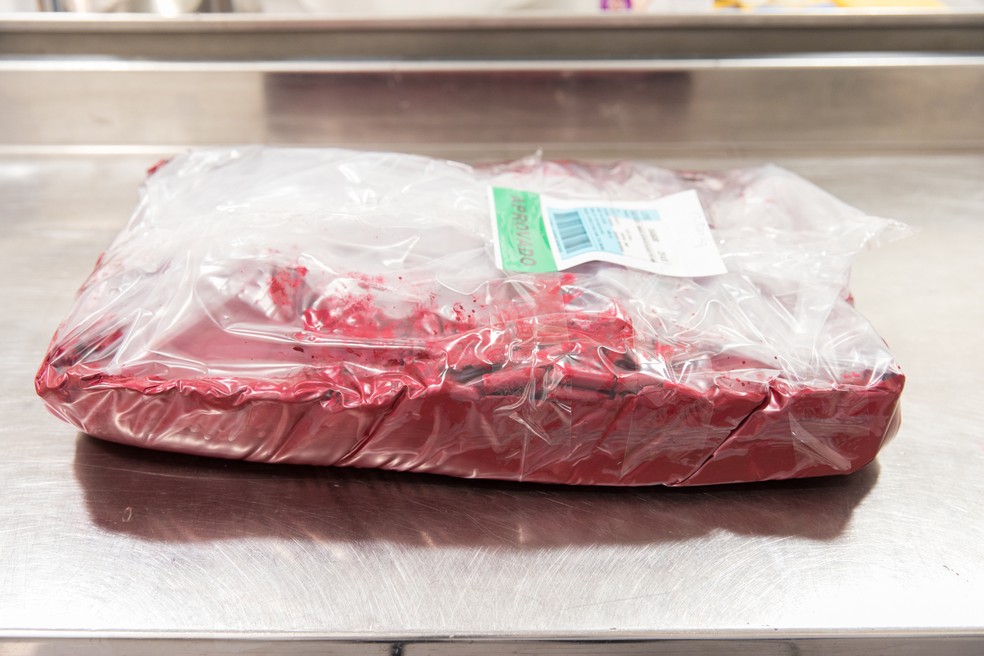 Barra gigante de batom fica envolta em plástico, e pesa quase 20 quilos. Dela, saem cerca de 4,5 mil unidades (Foto: Celso Tavares/G1)