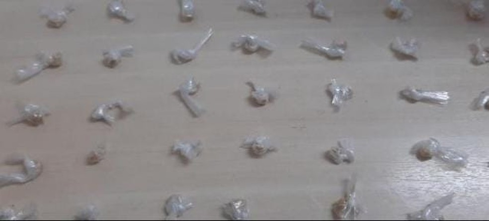 Drogas e armas foram apreendidos com suspeitos durante a madrugada desta sexta-feira (21) em Felipe Camarão e nas Quintas — Foto: Cedida