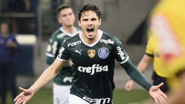 Raphael Veiga comemora gol pelo Palmeiras