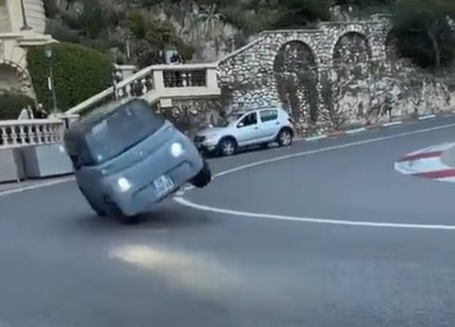 Momento em que carro começa a tombar em famosa curva de Monte Carlo