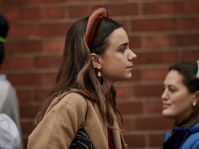 Tiara acolchoada no street style da semana de moda de Londres (Foto: Imaxtree)