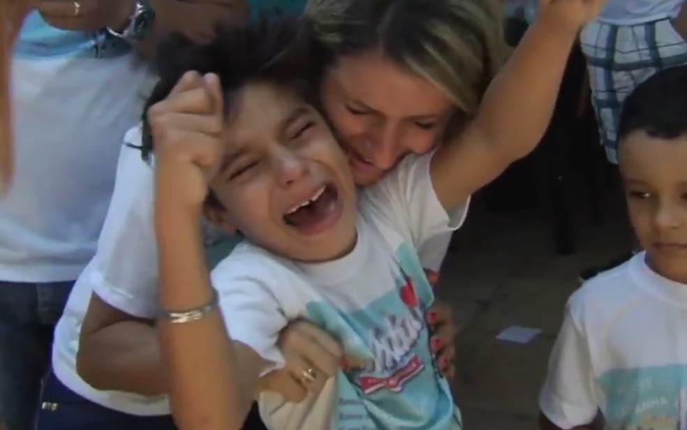 Kaká celebra dinheiro arrecadado em campanha em Goiânia (Foto: Reprodução/TV Anhanguera)