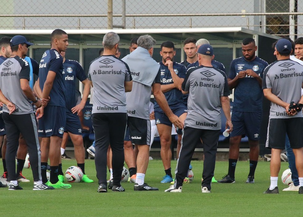 Renato conversa com o grupo do Grêmio e conta com volta de Edilson — Foto: João Victor Teixeira