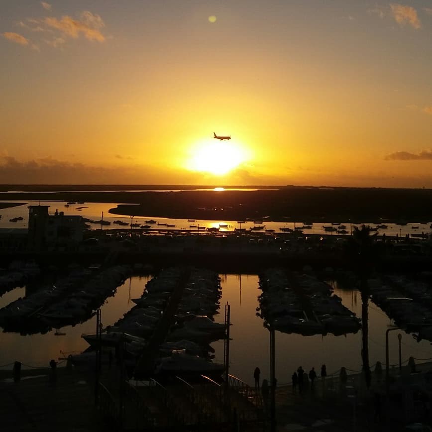 Avião sobrevoa o Algarve, principal destino turístico de Portugal no verão 