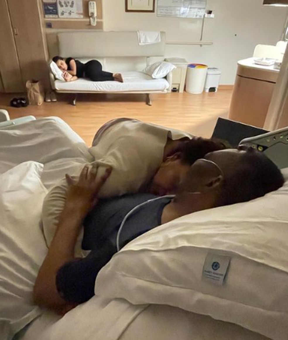 Filha de Pelé posta foto com Rei no Hospital: 'Seguimos n — Foto: Reprodução 