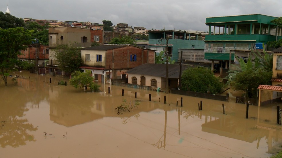 Rua de Cariacica foi tomada pela água da chuva — Foto: Reprodução/TV Gazeta