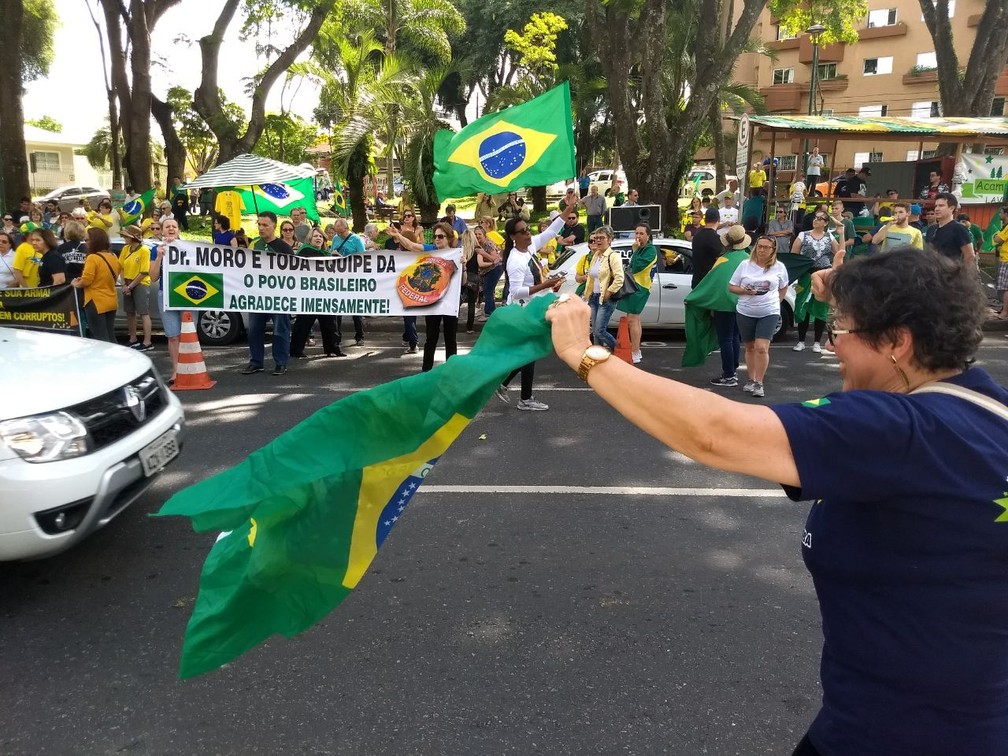 Manifestação em apoio à Lava Jato reúne centenas de pessoas em Curitiba  (Foto: Wilson Kirsche/RPC)
