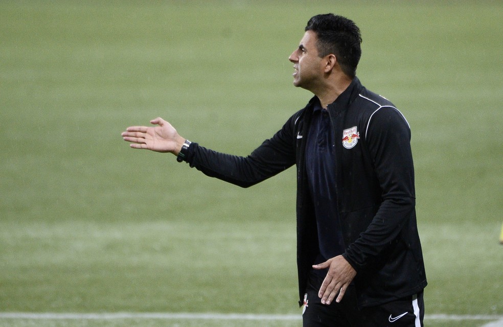 Claudio Maldonado em sua estreia como "técnico" contra o Palmeiras, em 2020 — Foto: Marcos Ribolli/ge