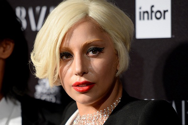 Em 2011 a cantora Lady Gaga e sua mãe criaram a Fundação Born This Way (nome de um dos discos mais famosos da estrela). O objetivo da instituição é fazer com que a individualidade seja mais aceita, de forma a estimular uma sociedade de cabeça mais aberta. (Foto: Getty Images)