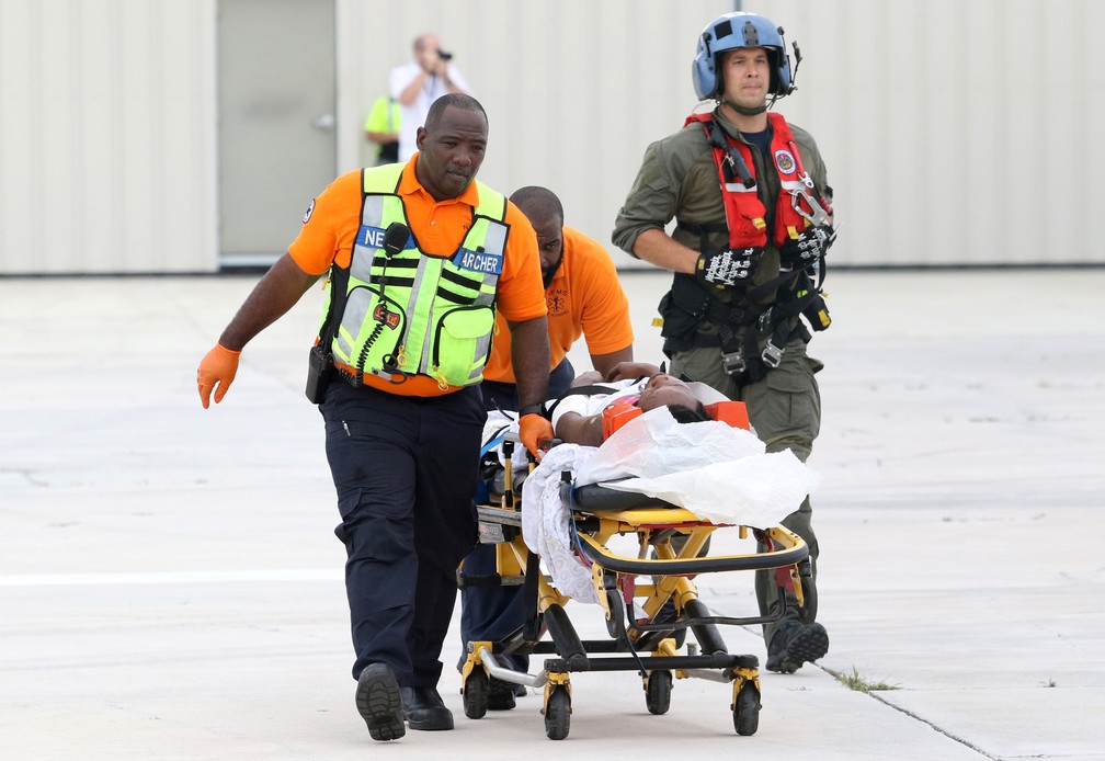 Guarda costeira leva pessoa evacuada da ilha Abaco, nas Bahamas, nesta terça (3) — Foto: Reuters/John Marc Nutt 