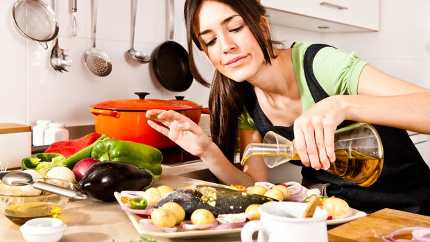 mulher preparando refeição eu atleta (Foto: Getty Images)