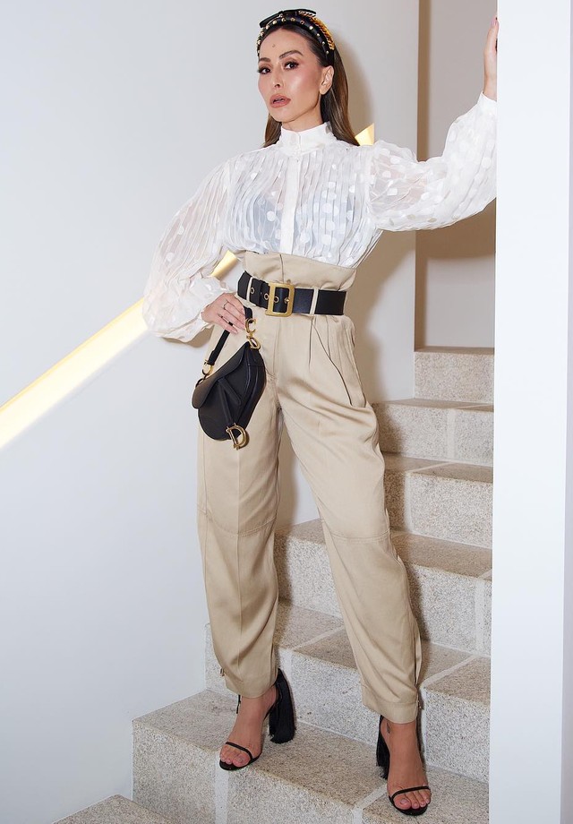 Sabrina Sato usa sandálias YSL, calça Givenchy, cinto e bolsa Dior, blusa Zimmerman e tiara Prada. (Foto: Instagram Pedro Sales/ Reprodução)