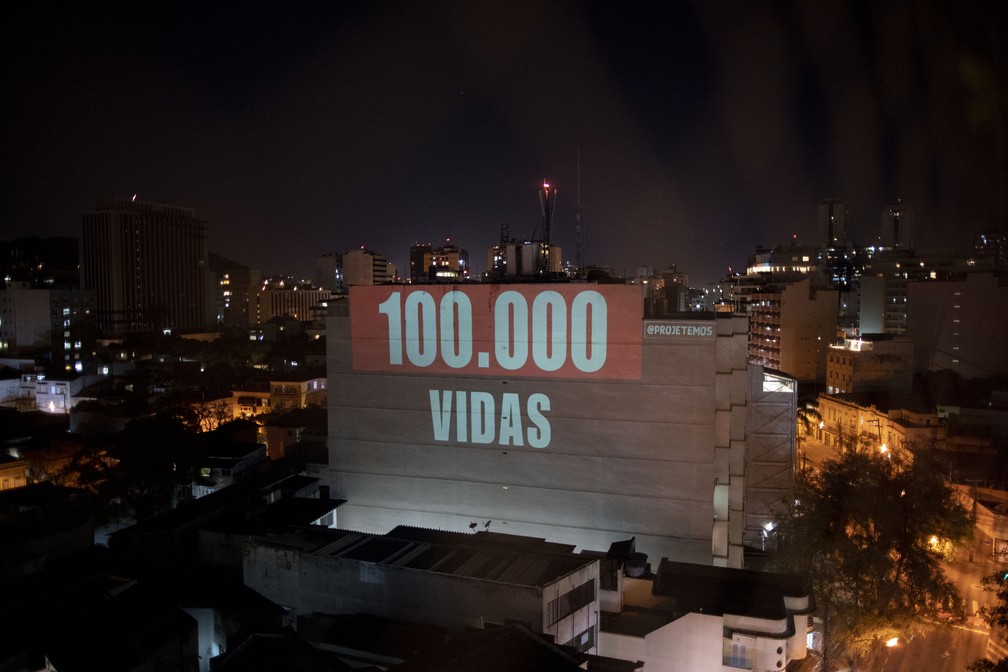 Projeção em um prédio no Rio de Janeiro no dia 9 de agosto diz '100.000 vidas', em homenagem às vítimas da Covid-19 no Brasil. — Foto: Mauro Pimentel/AFP