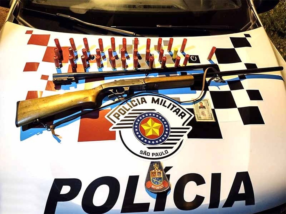 Uma espingarda utilizada no crime e 21 cartuchos intactos e outros 11 deflagrados foram encontradas na casa do suspeito, em Pilar do Sul.  — Foto: Pilar News/ Divulgação 