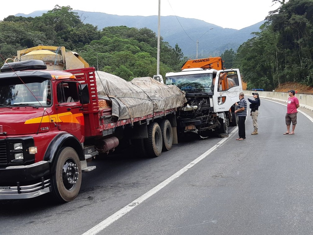 Acidente envolveu cinco veículos na BR-376, em Tijucas do Sul  — Foto: Divulgação/PRF 