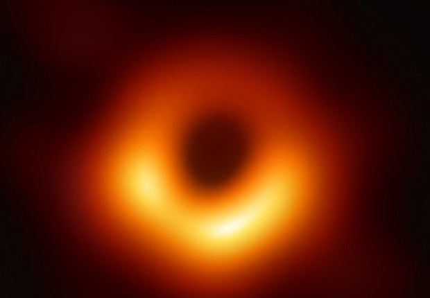 BBC: Examinando dados antigos, os cientistas podem dizer que a região brilhante do anel está se movendo (Foto: EHT COLLABORATION VIA BBC)