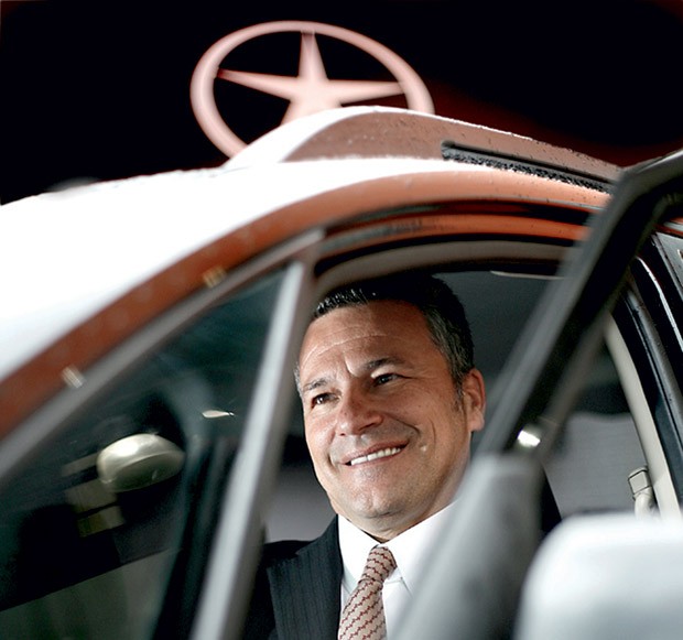 Estrela: Sergio Habib dentro de um carro da JAC, no lançamento da marca no Brasil (Foto: Pedro Dias)