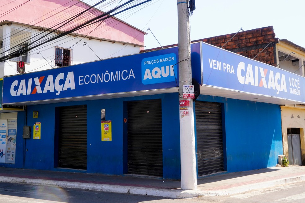 Fachada da distribuidora de bebidas com a placa "Caixaça Econômica" — Foto: Fernando Madeira/Rede Gazeta