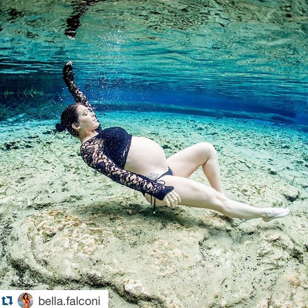 Bella Falconi com o barrigão debaixo d'água (Foto: Reprodução/ Instagram)