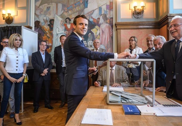 Macron vota nas eleições legislativas da França (Foto: EFE)