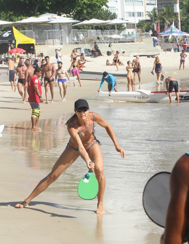Fernanda Venturini joga frescobol em praia carioca (Foto: Daniel Delmiro/AgNews)