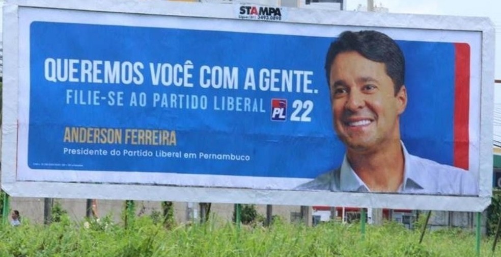 Outdoor com foto de Anderson Ferreira, do PL-PE, que foi considerado irregular pela Justiça Eleitoral. — Foto: Reprodução/WhatsApp