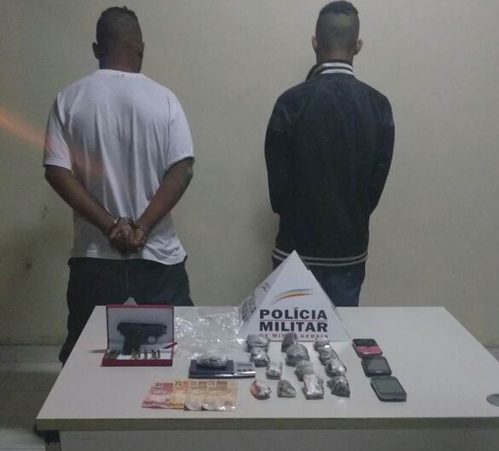 PM apreendeu 13 tabletes de maconha, uma balança e R$ 130 (Foto: Polícia Militar/Divulgação)