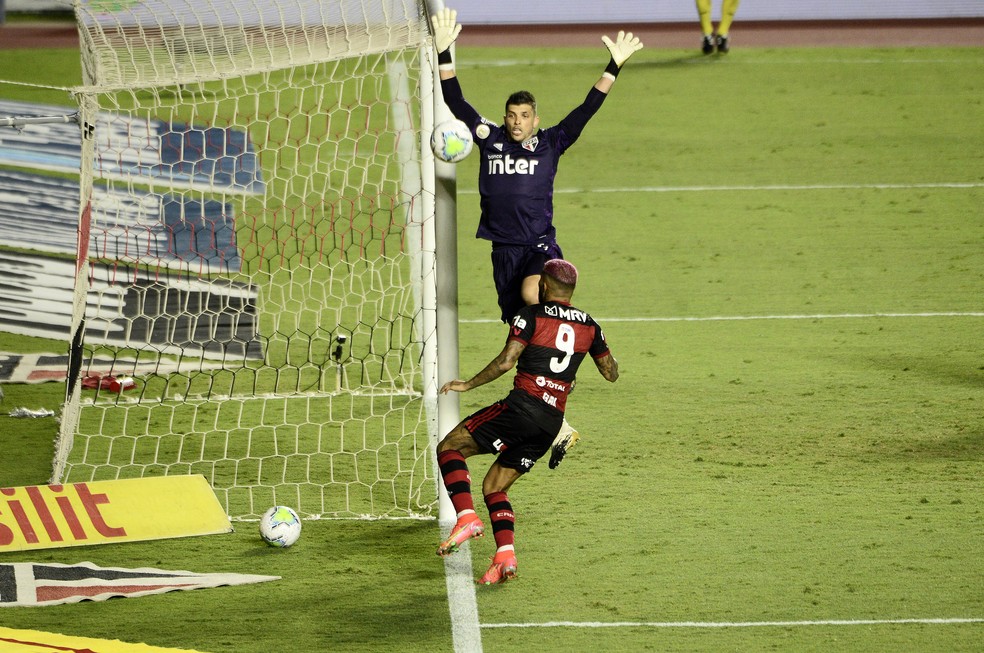 Gabigol tentando marcar pelo Flamengo contra o São Paulo — Foto:  Marcos Ribolli