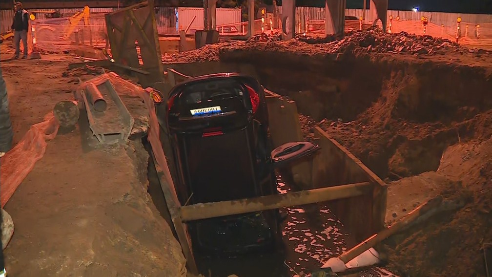 Motorista relata ter perdido desvio e acabou caindo em buraco de obra na Zona Norte de Porto Alegre — Foto: Reprodução/RBS TV