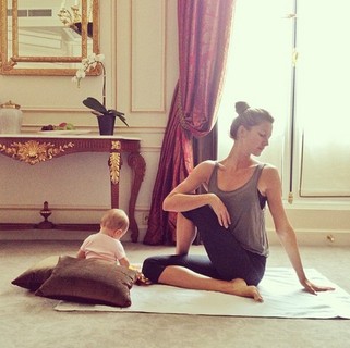 A top praticou ioga ao lado da pequena, na época com 7 meses, em um hotel junho de 2013