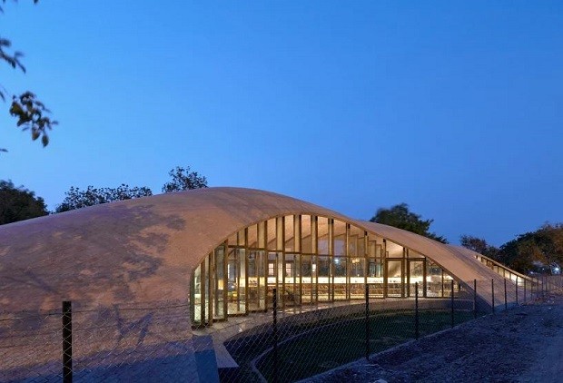 Biblioteca na Índia tem formas curvas e estrutura de tijolos (Foto: Reprodução)