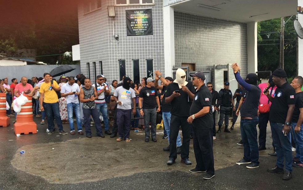 Agentes penitenciários terceirizados fazem manifestação no Complexo da Mata Escura, em Salvador — Foto: Almiro Júnior/Arquivo pessoal
