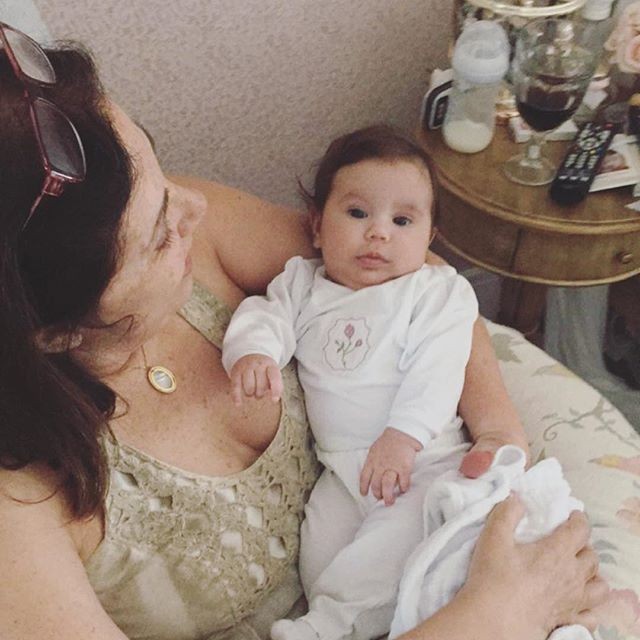Netinha e avó: a mãe de Debrorah Secco com Maria Flor (Foto: Reprodução/ Instagram)