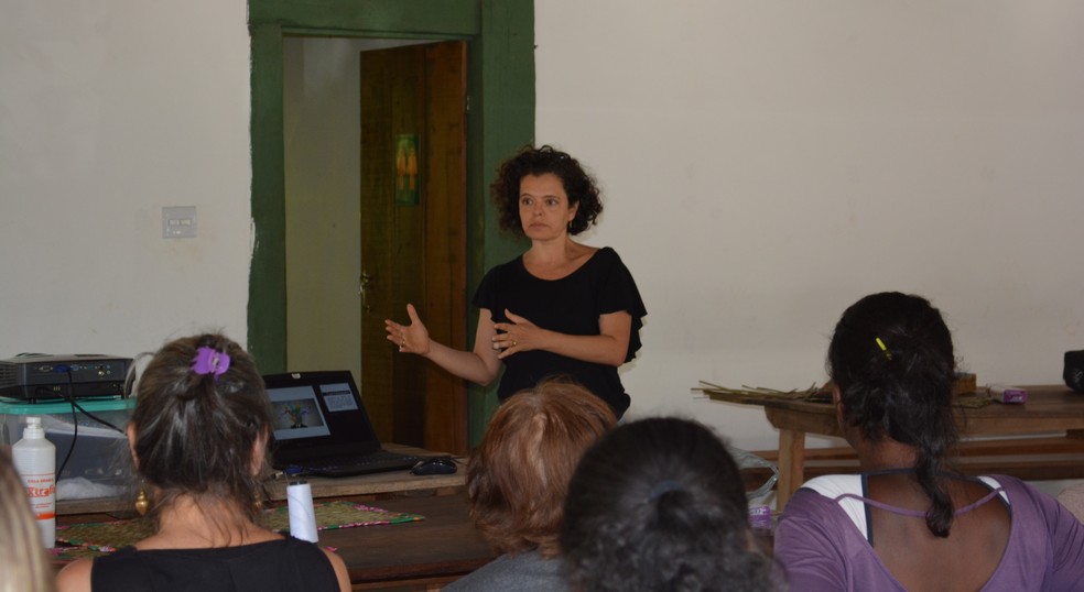Professora Raquel Salgado apresenta novidades para a Associação Linhas de Minas — Foto: Nathalie Guimarães/CES-JF 