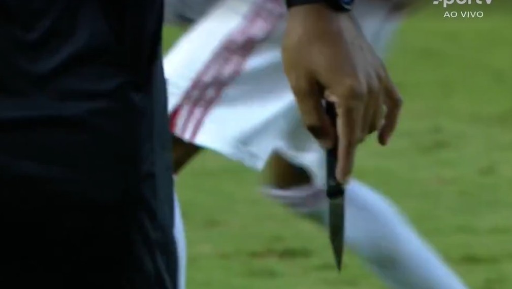 Árbitro carrega a faca achada em campo na Arena Barueri — Foto: Reprodução