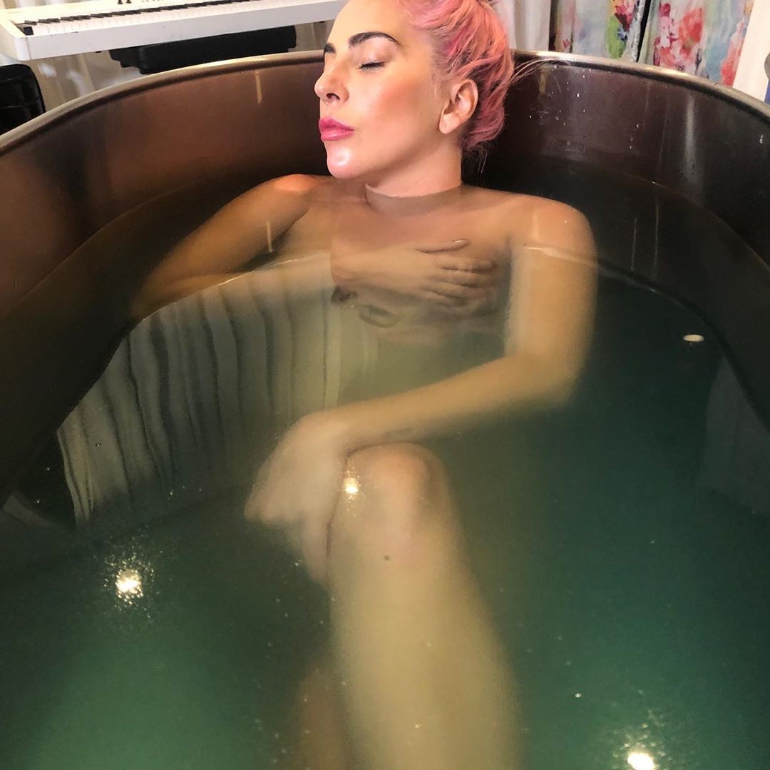 Lady Gaga posa nua em banheira e mostra sua rotina pós-show - Revista Marie  Claire | Celebridades