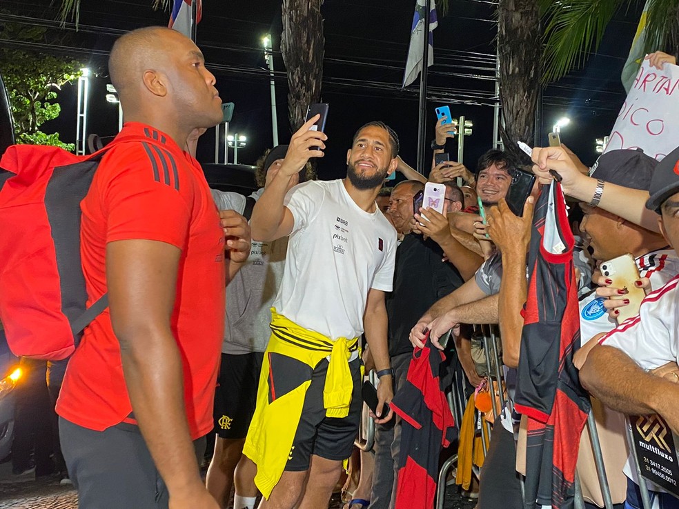 Pablo foi muito atencioso com torcedores do Flamengo — Foto: Beatriz Carvalho
