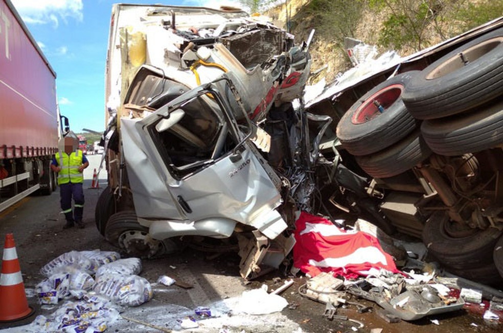Um homem morreu no acidente na BR-116 que envolveu três carretas, no sudoeste baiano — Foto: Blog Marcos Frahm