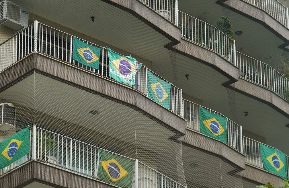 Moradores exibem as bandeiras do Brasil e do presidente Bolsonaro em prédio na Tijuca, Zona Norte do RJ — Foto: Marcos Serra Lima/g1