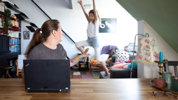 Trabalho, carreira, filhos, mãe, computador, home office (Foto:  Ute Grabowsky / Colaborador via Getty Images)