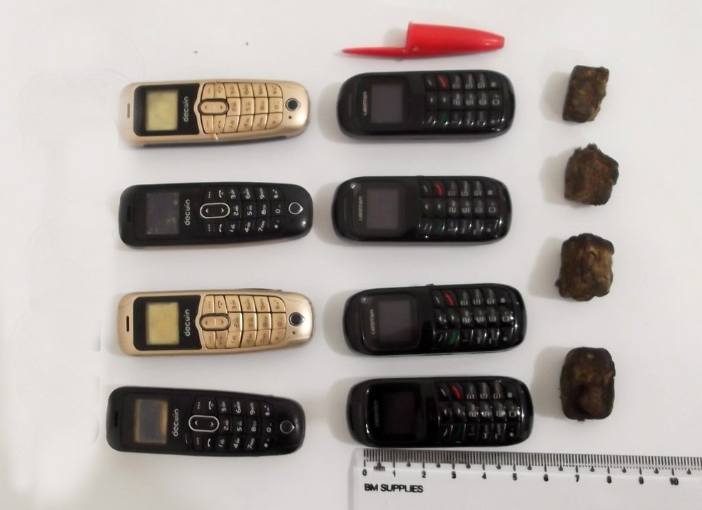 Minicelulares têm o tamanho de uma tampa de caneta; detentos também engoliram invólucros com maconha e K4 — Foto: SAP/Divulgação