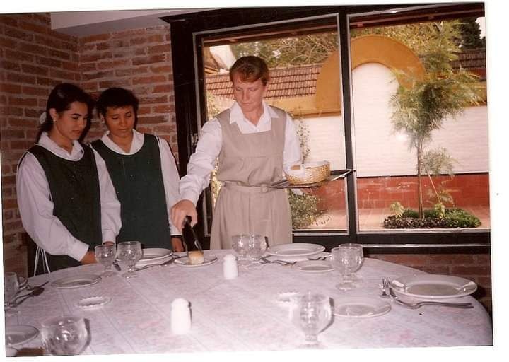 Aulas práticas na chamada 'escola de domésticas' da Opus Dei nos anos 2000 (Foto: Arquivo pessoal via BBC News)