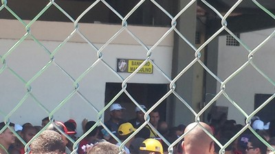 Depois de escolta, torcedores do Fla depredam banheiro de São Januário