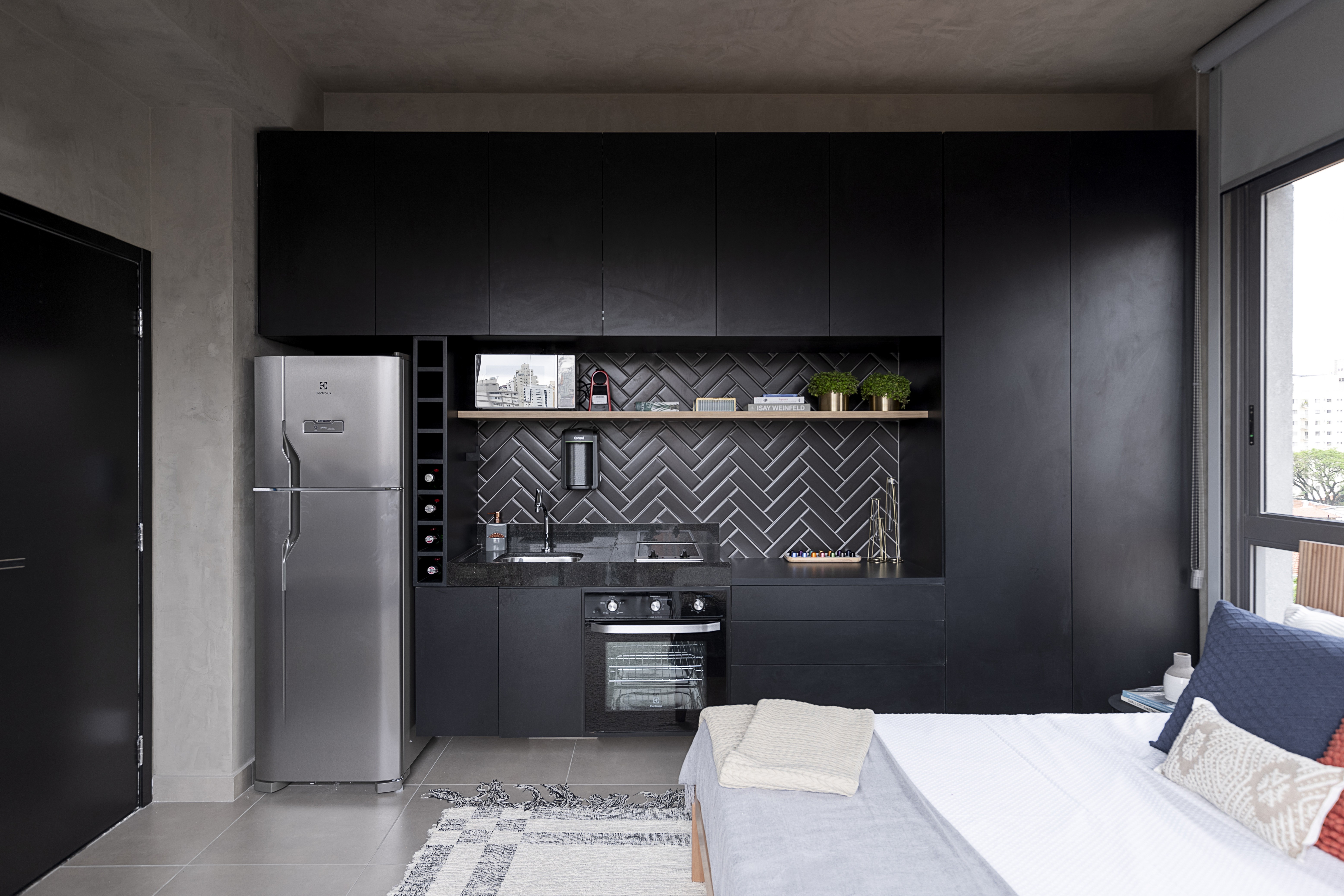 Décor do dia: cozinha preta com nichos organizadores e prateleiras funcionais (Foto: Rafael Renzo)