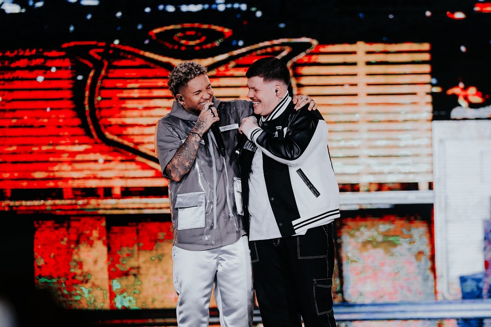 Suel (à esquerda) com Ferrugem na gravação da música inédita 'Esquece' em show na casa carioca Espaço Hall, em dezembro de 2022 — Foto: Divulgação