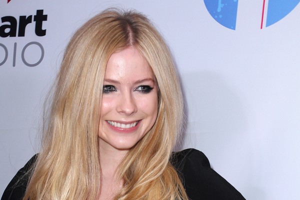 Quando conseguiu o contrato de uma gravadora, Avril Lavigne saiu da escola aos 15 anos com planos de ter aulas em casa. Mas foi só a carreira decolar que a ideia foi deixada para trás (Foto: Getty Images)