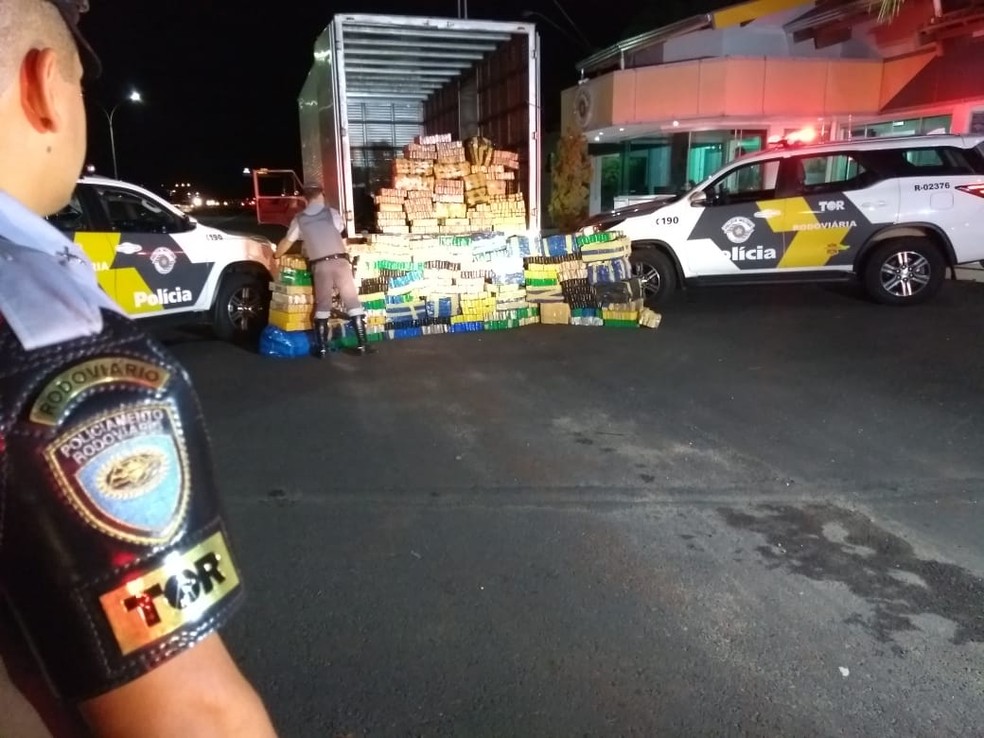 Segundo a polícia, motorista tentou fugir para um cafezal durante a abordagem, mas acabou preso — Foto: Polícia Rodoviária/Divulgação