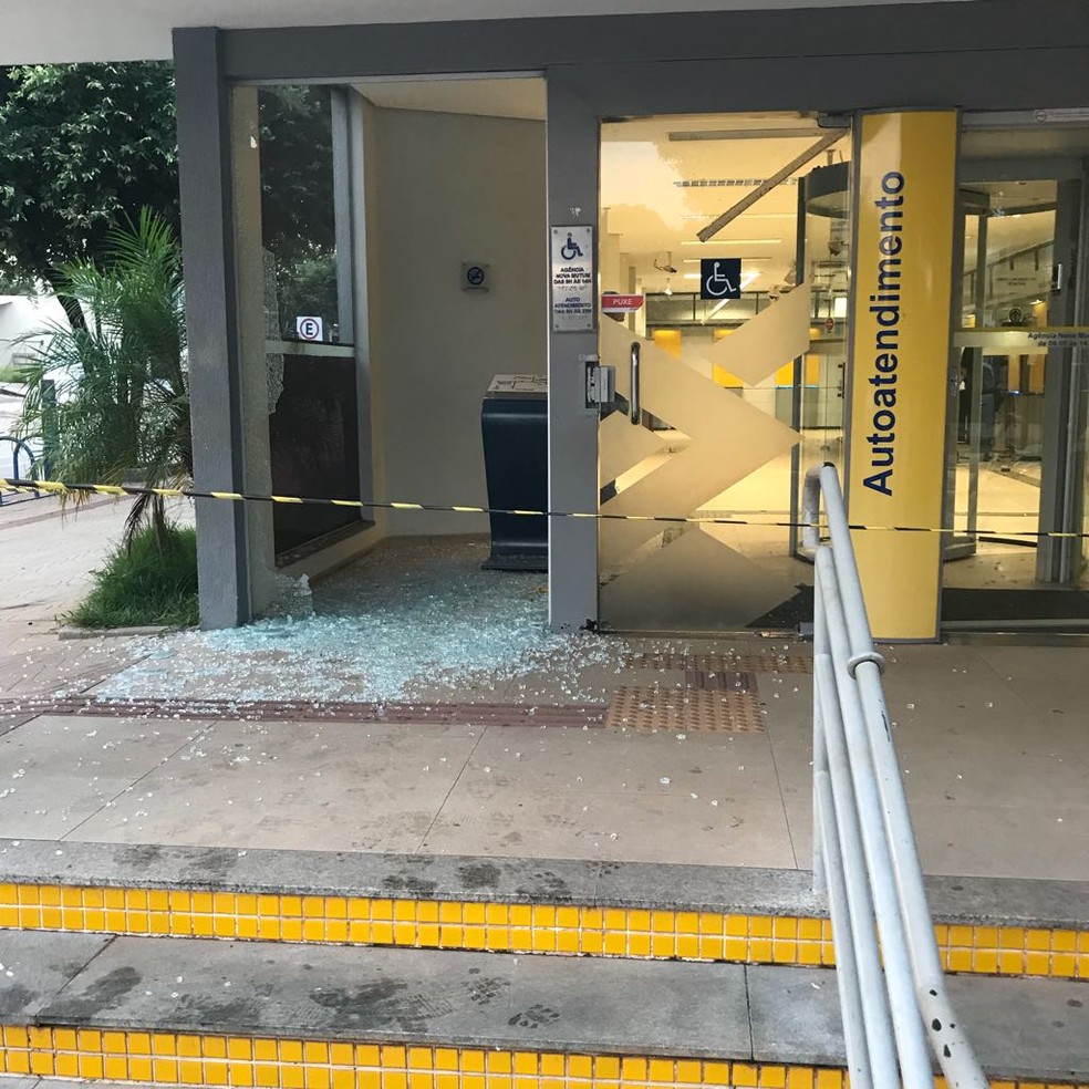 Assaltantes explodem caixas eletrÃ´nicos de duas agÃªncias em Nova Mutum (MT) (Foto: PolÃ­cia Militar de Mato Grosso)